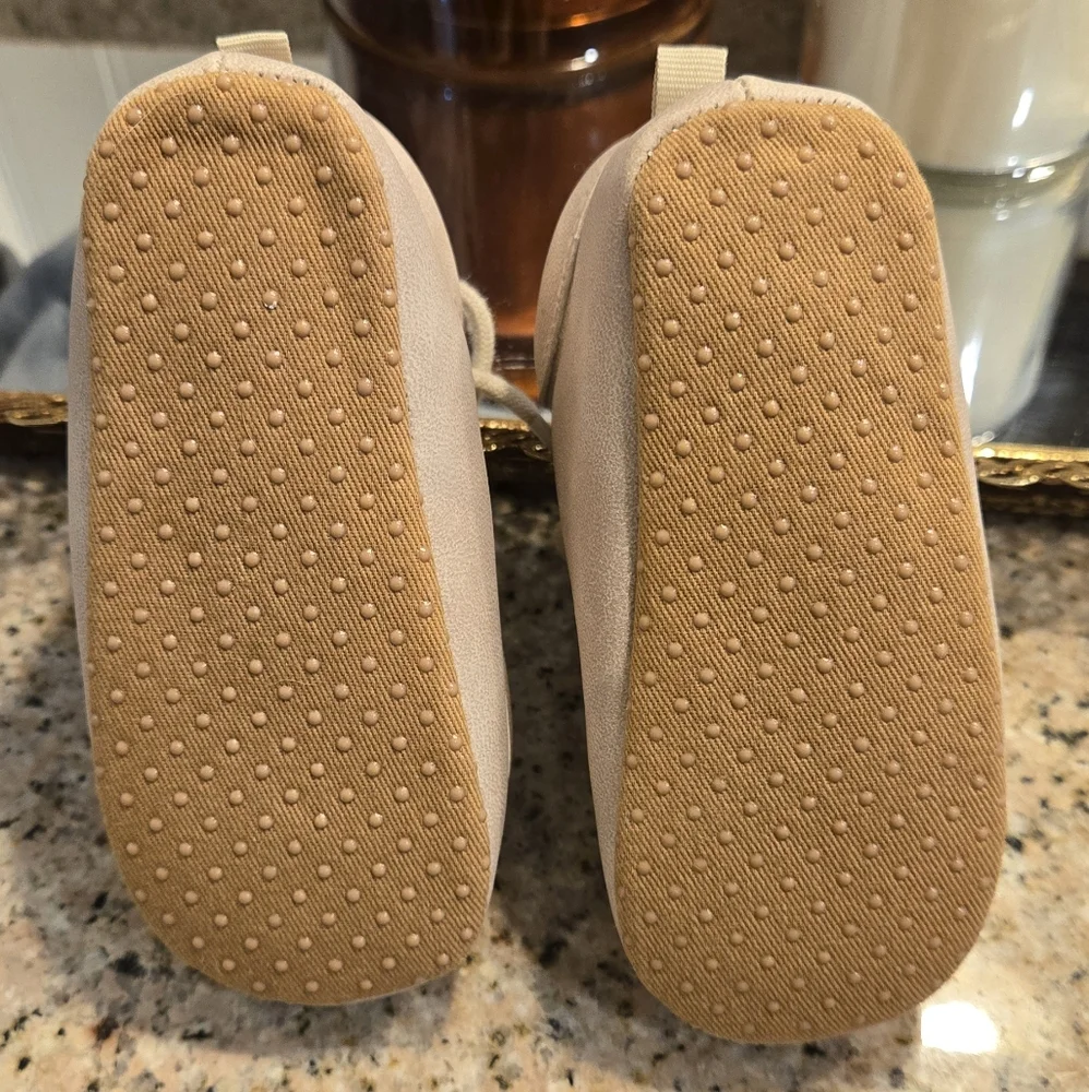 NWOT Old Navy Beige Suede and White Sherpa Baby Boot Shoe 18-24 Months